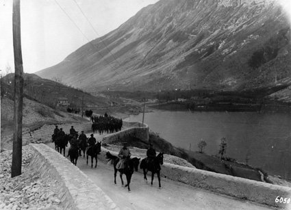 Deutsche Truppenabteilung am Lago Morto auf dem Weg zur Piavefront