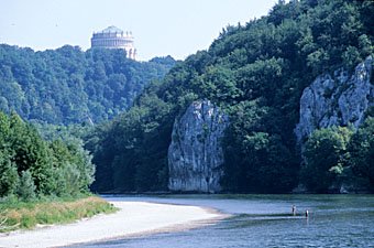 Donaulandschaft mit Befreiungshalle König Ludwigs bei Kehlheim