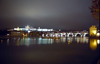 Karlsbrücke in Prag bei Nacht