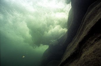 Wasserfall Unterwasseransicht in der Töss bei Winterthur