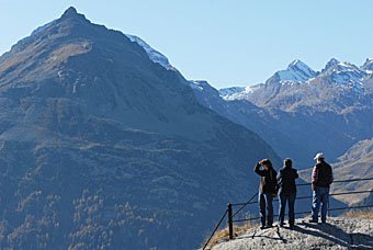 Aussichtsplattform bei Maloja mit Sicht ins Bergell
