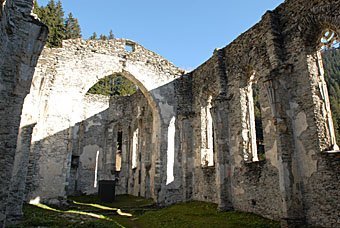 Ruine der gotischen Kirche San Gaudenzio im Begell