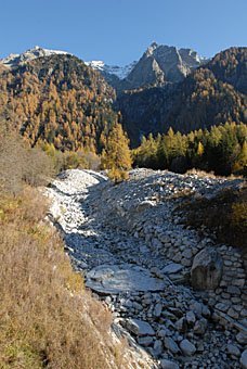 Ausgetrocknetes Flussbett im Bergell bei Löbbia