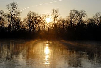 Flusslandschaft in der Morgensonne