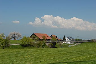 Wolken über Bauernhof bei Schindellegi