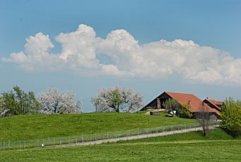 Wolken über Bauernhof bei Schindellegi