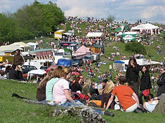 Menschenmassen am Walberlafest  in der Fränkischen Schweiz oberhalb Kirchehrenbach