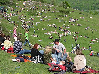 Festbesucher am Walberlafest  in der Fränkischen Schweiz oberhalb Kirchehrenbach