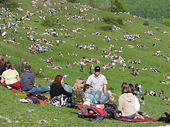 Menschenmassen am Walberlafest  in der Fränkischen Schweiz oberhalb Kirchehrenbach