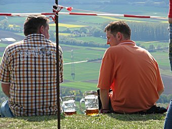 Biertrinker am Walberlafest oberhalb Kirchehrenbach in der Fränkischen Schweiz