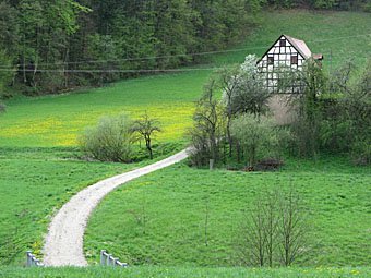 Weg zu Fachwerkhaus in der fränkischen Schweiz